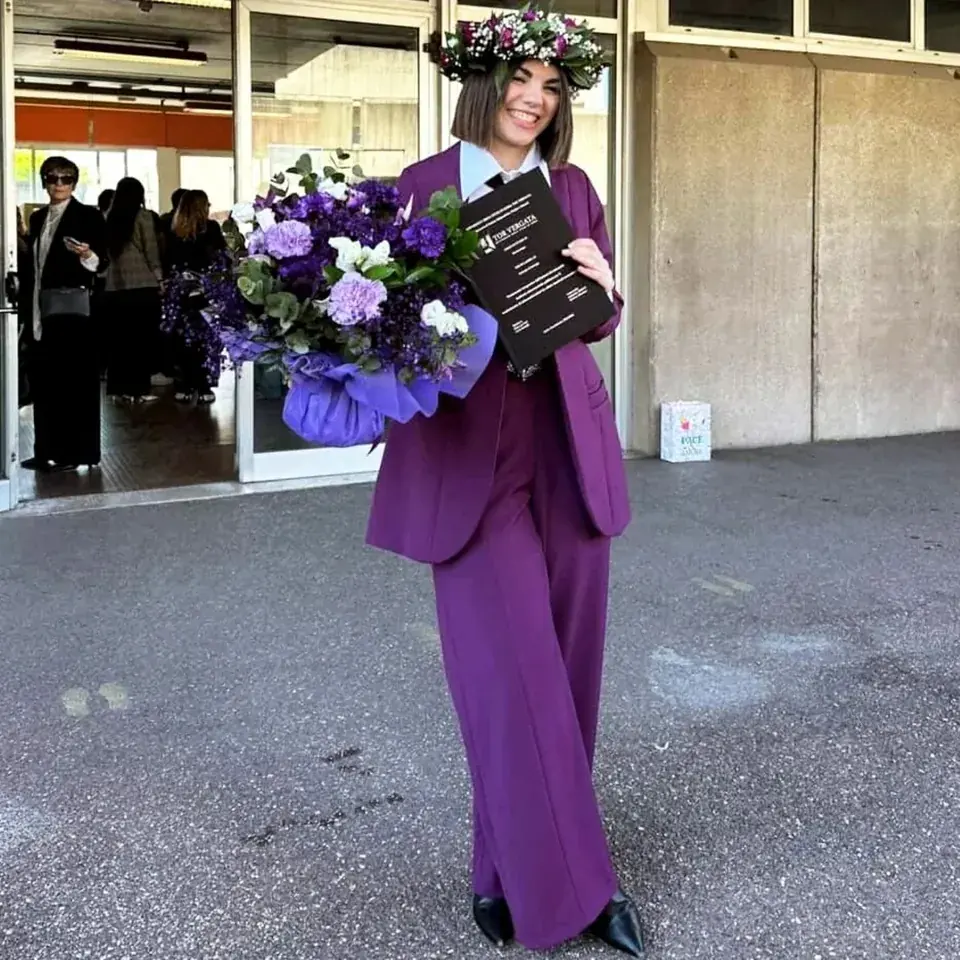 Barbara alla laurea con il completo giacca pantalone viola