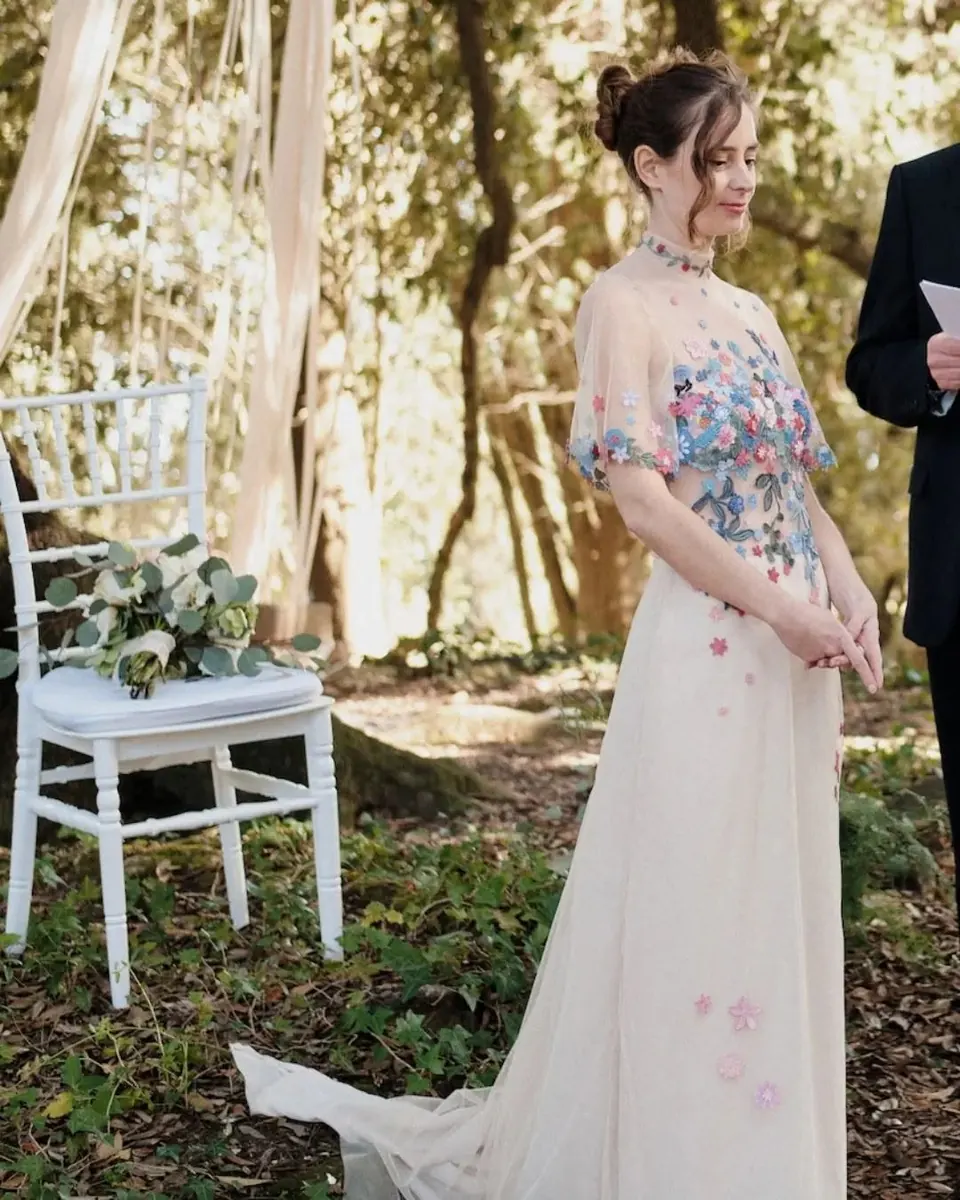 Elaine nel suo abito da sposa su misura con ricami floreali