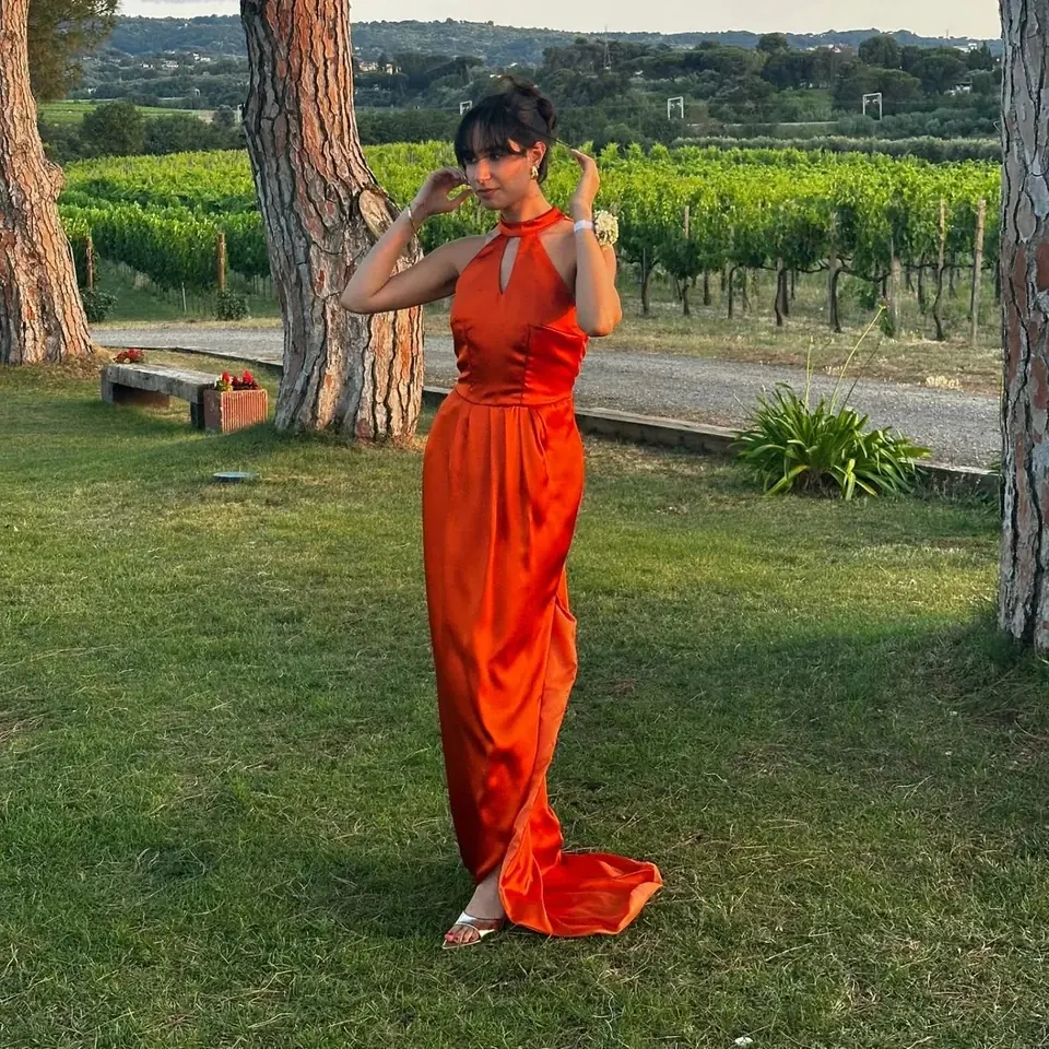 Francesca con un abito da cerimonia arancio su misura