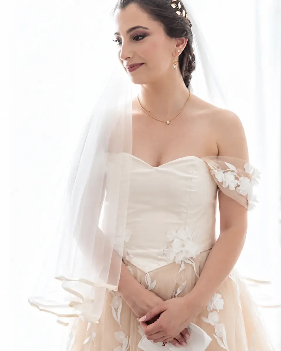Lucilla indossa il suo abito da sposa su misura con applicazioni floreali