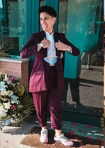 Federica nel suo tailleur da sposa bordeaux