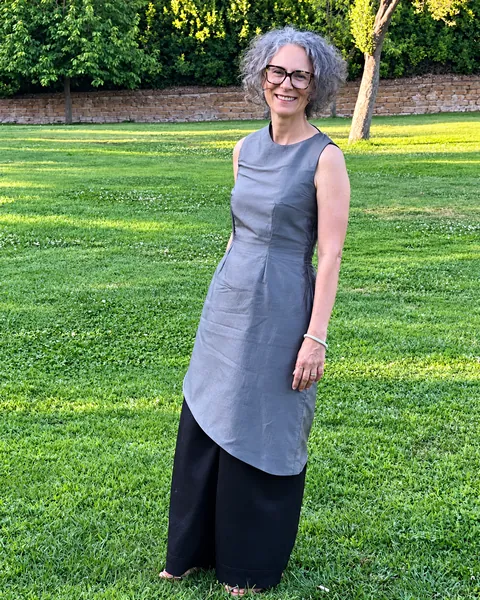 Sabine nel suo completo pantalone nel prato