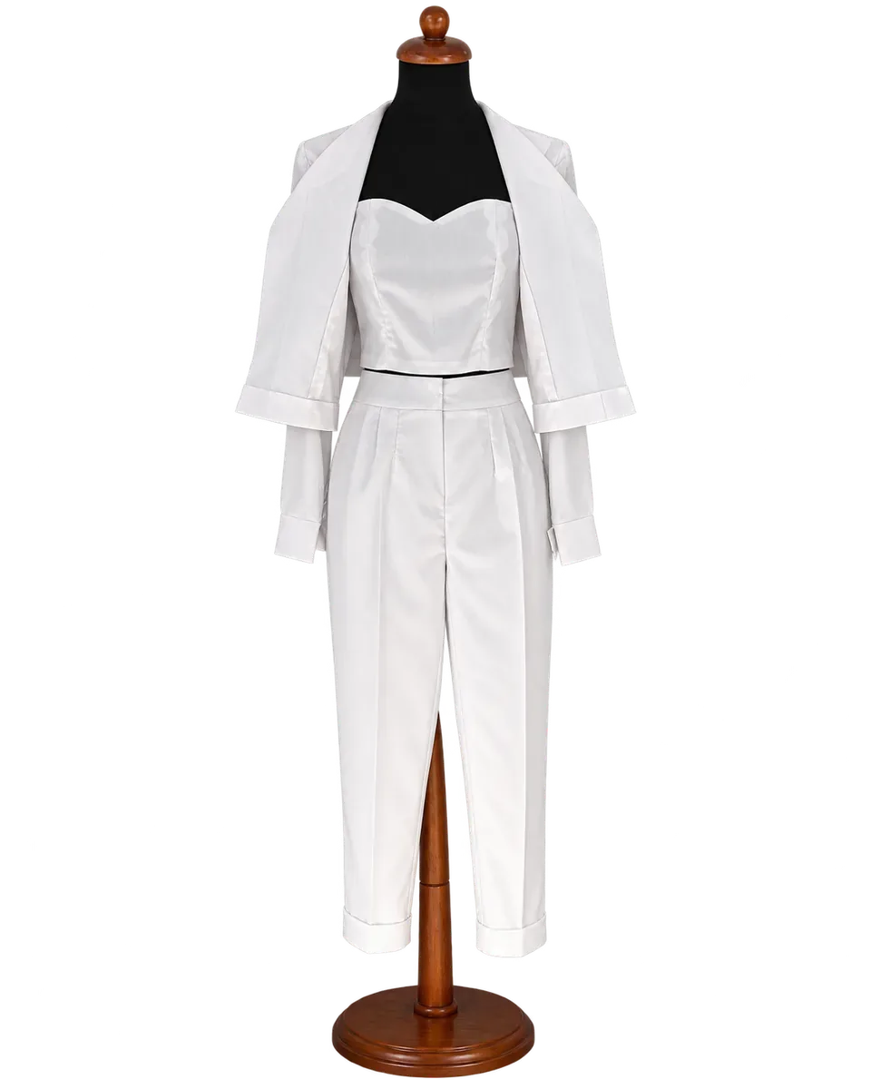 Prototipo bianco del completo di Tiziana con giacca e pantaloni